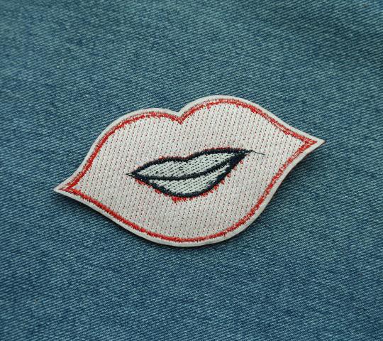 lastest no teethes small 3d mouth embroidery patch for shirt