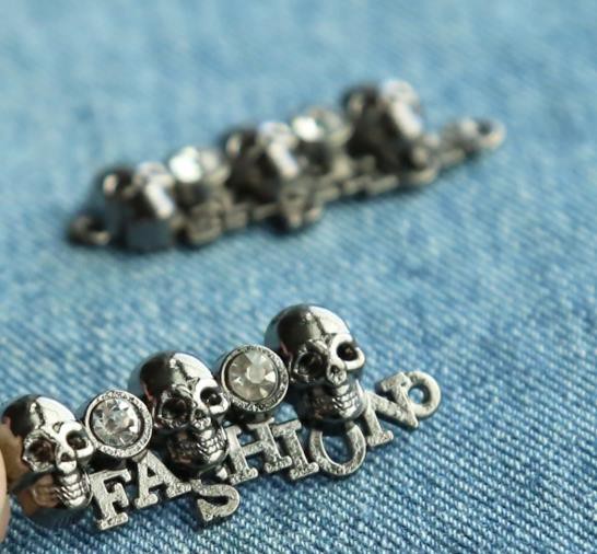 OEM order available metal skull glass bottle tag label